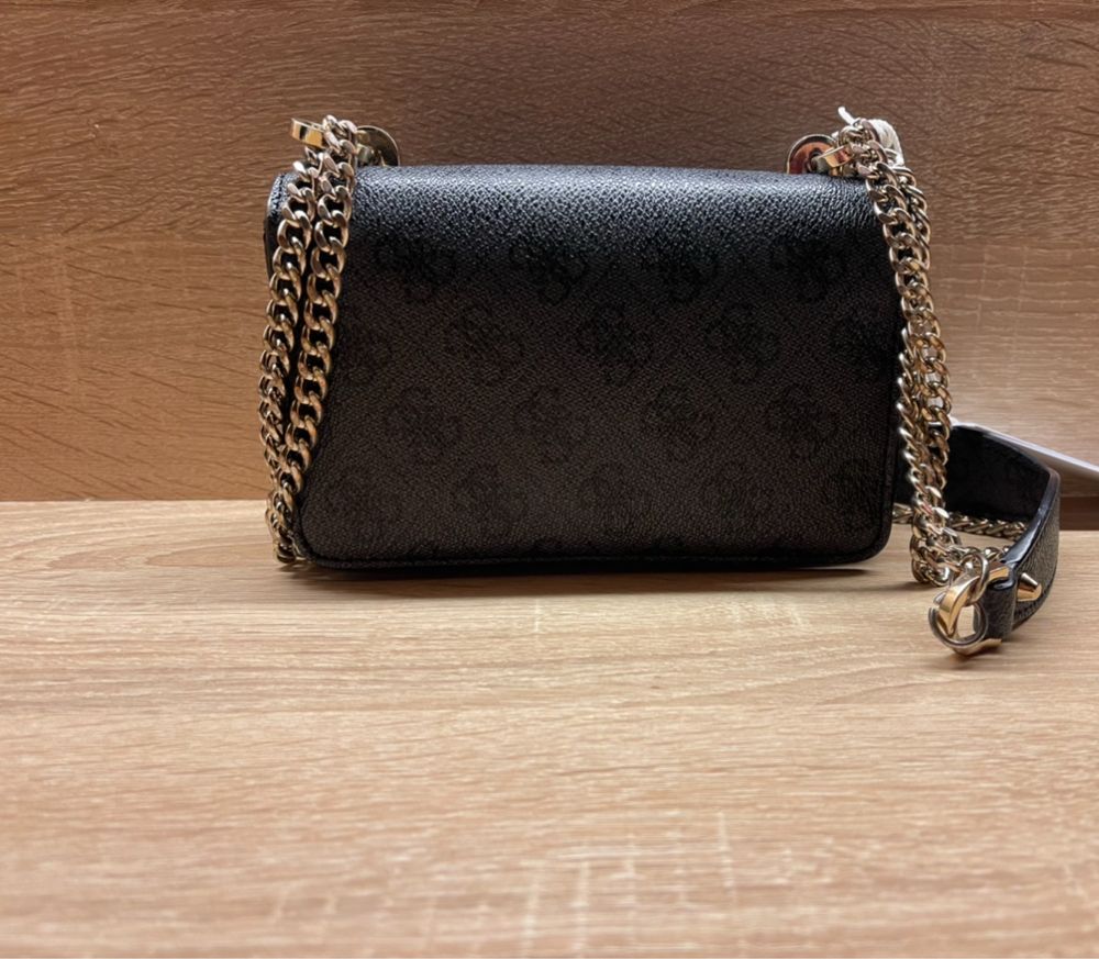 Оригинална чанта на Guess