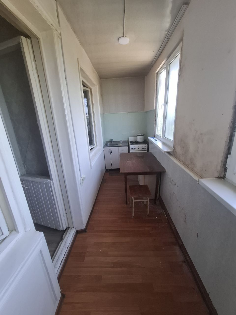 Yunusabad 7 kvartal alfraganus 1 xona 4 etaj sotiladi