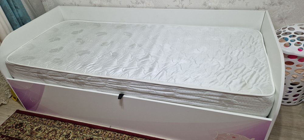 Детская кровать и шкаф