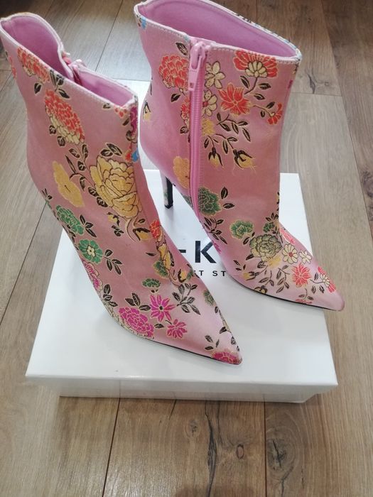 Botine roz, din satin cu flori brodate