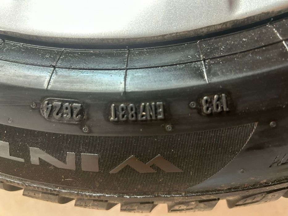 Set anvelope iarnă Pirelli 225 55 R17 + jante aliaj BMW