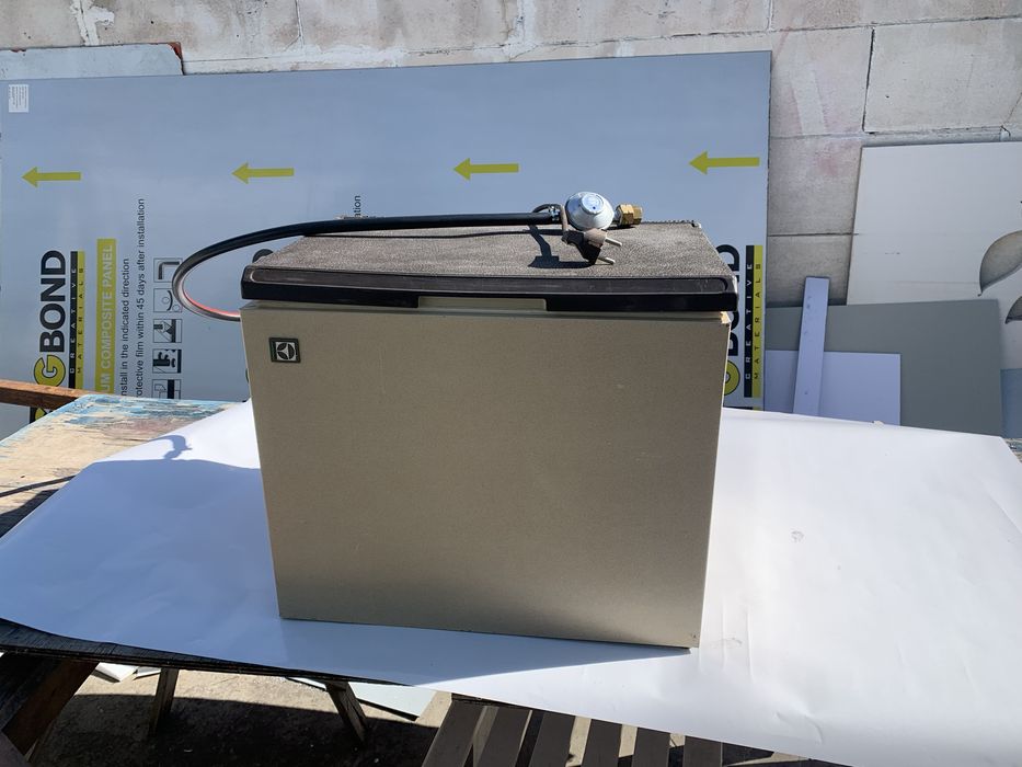 Продавам хладилник на ток 220v, 12v, газ 40 л Electrlux