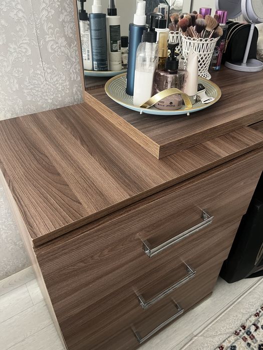 Туалетный столик в хорошем состоянии!