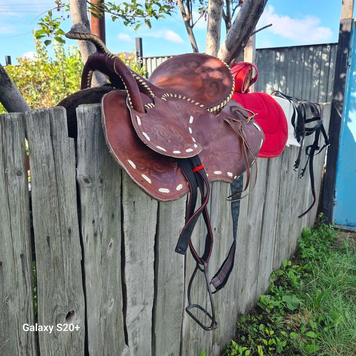 Ертоқым қосымшаларымен бірге. Седло в комплекте.