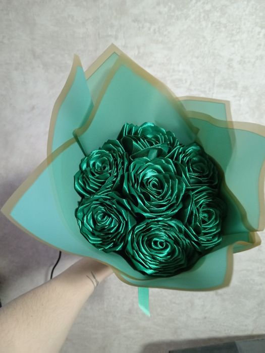 Букеты из атласных лент — ручная работа.