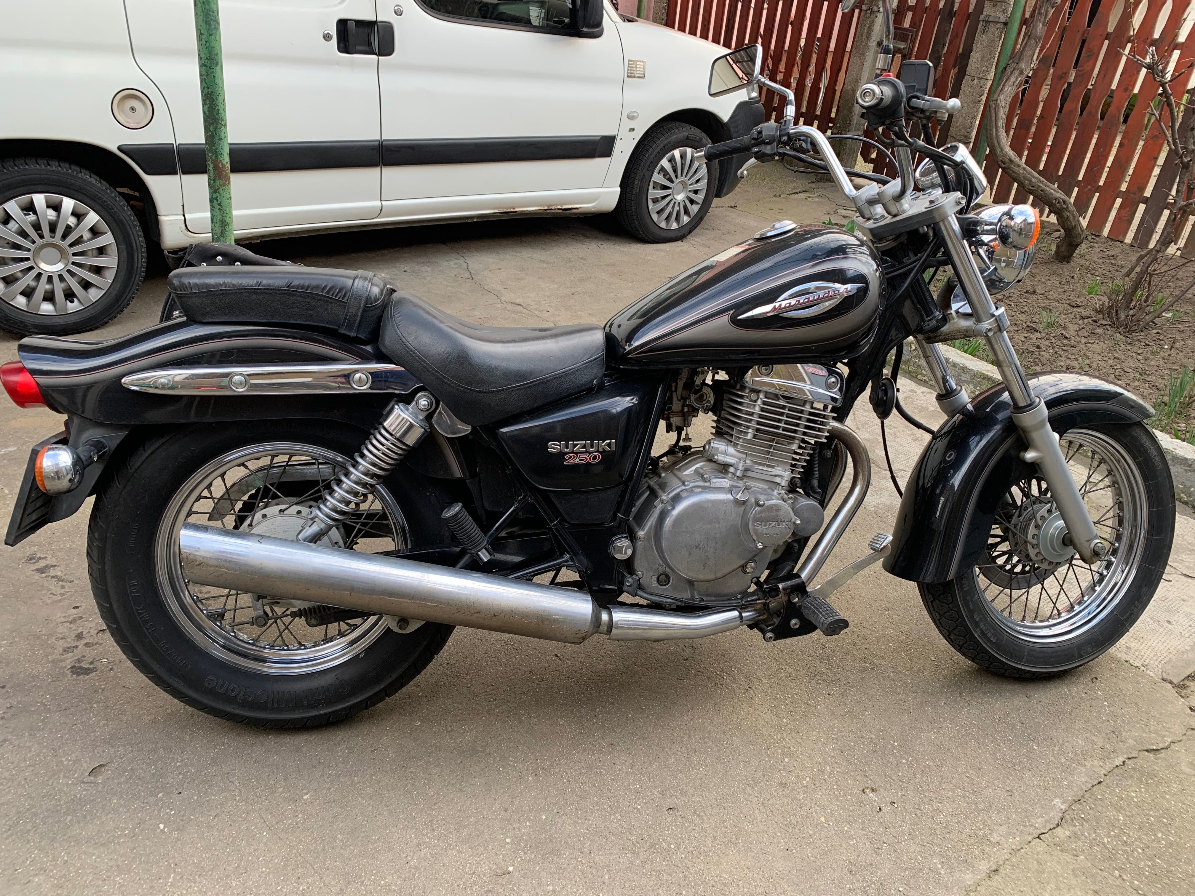 Vând motocicletă Suzuki