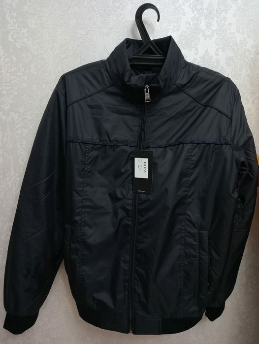 Продам куртку производство Турция 50-52 размер.BOSS