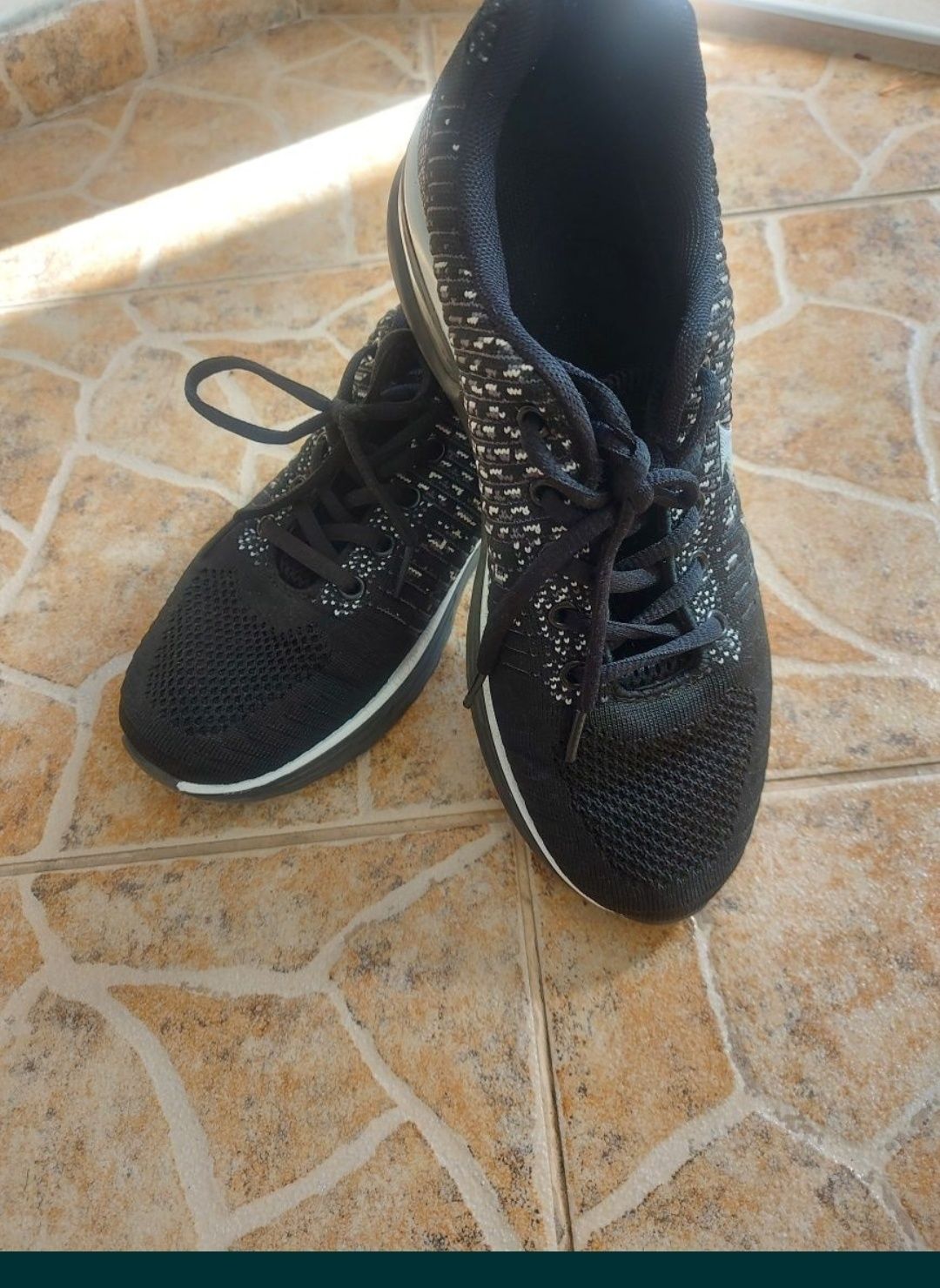 Дамски спортни обувки