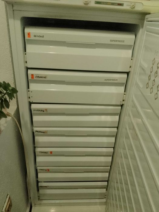 Продавам фризер 7 чекмеджета 140 висок работещ в прекрасно състояние