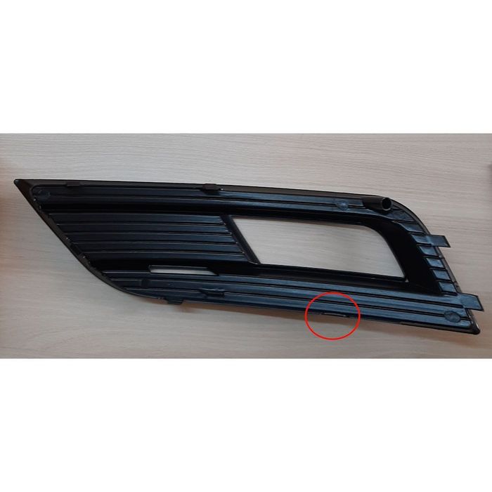 Grila bara Audi A4/S4 (B8) 11.2011-12.2015, Fata partea Dreapta, Cu gaura pentru proiector, 8K0807682K01C - Clema Rupta