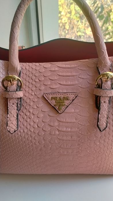 Женская сумка розового цвета