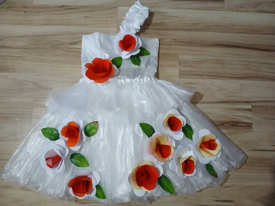 Rochie din materiale reciclabile pt fetita,foarte draguta,mar 4-6 ani