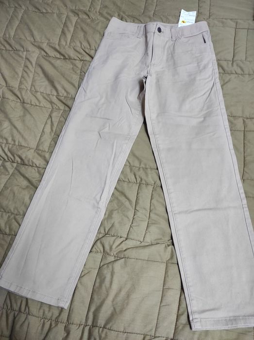 Pantaloni tip blugi.