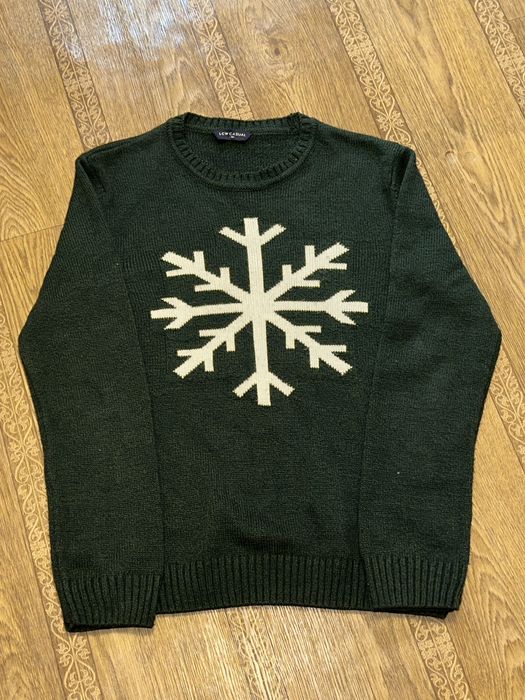 Темно зеленый свитер на новогоднюю тематику.