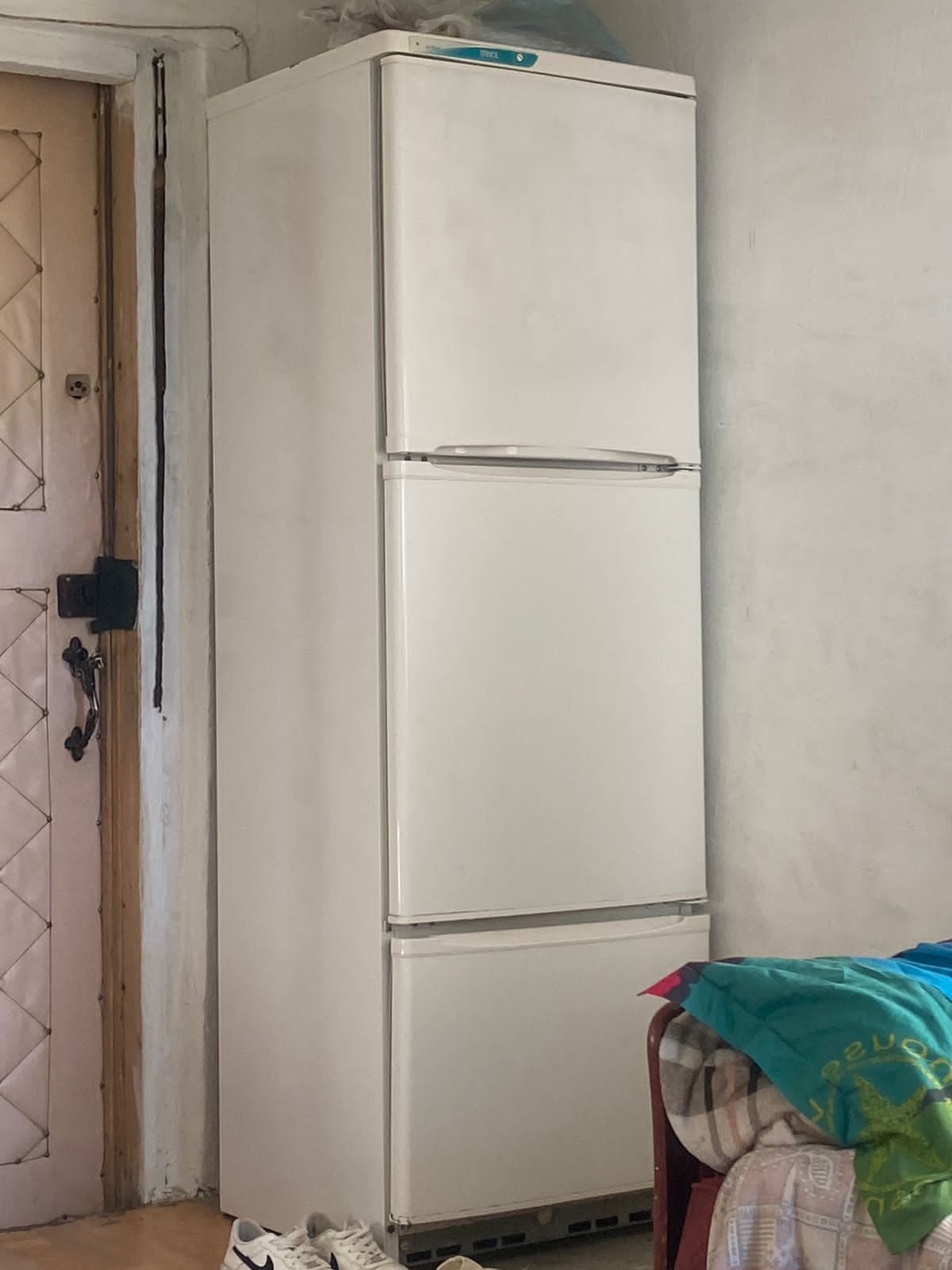 Холодильник и ковры продаю