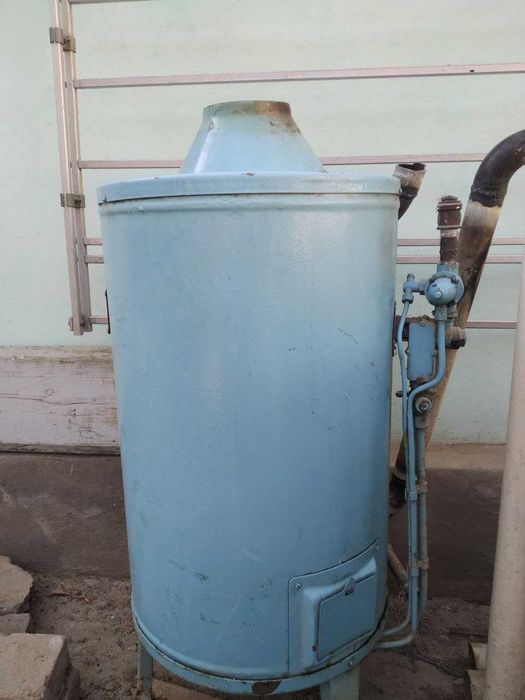 Котёл отопительный газовый. Советский заводской и полностью исправный.
