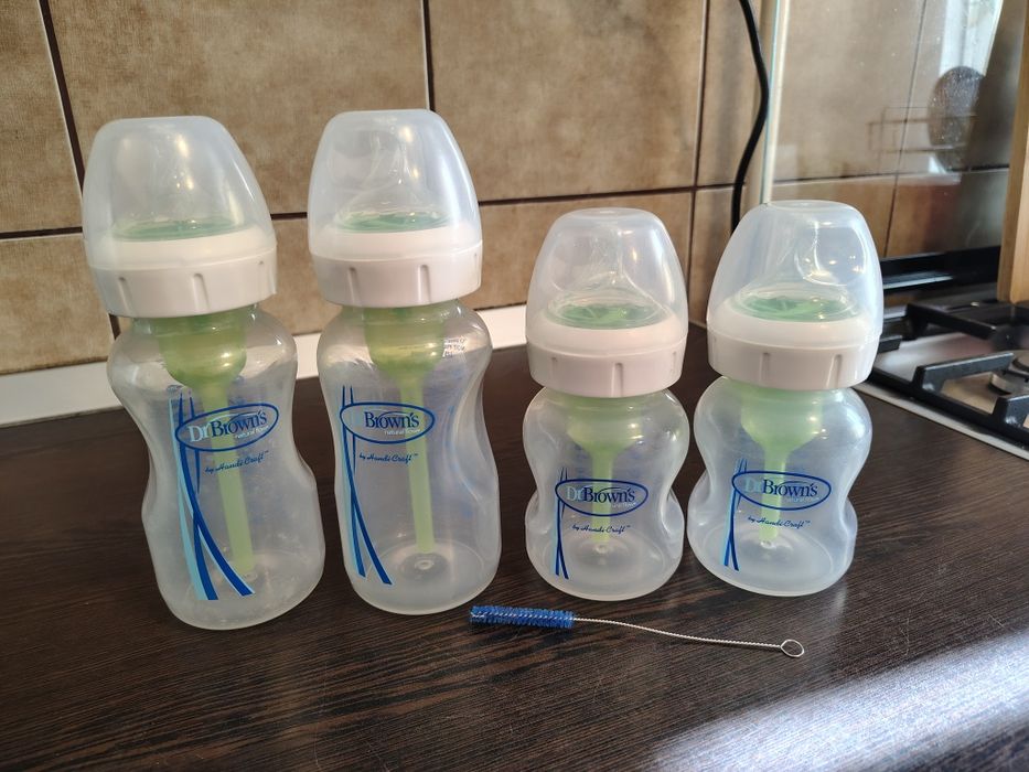 Vand 4 biberoane anticolici și antireflux Dr Browns