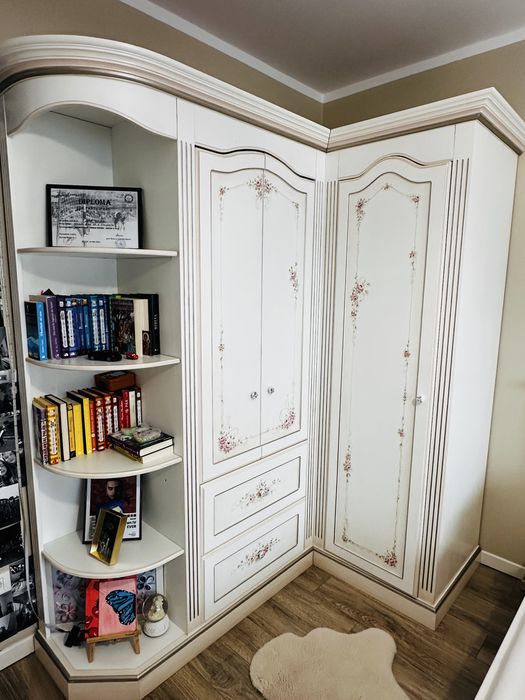 Dormitor fetite pictat manual