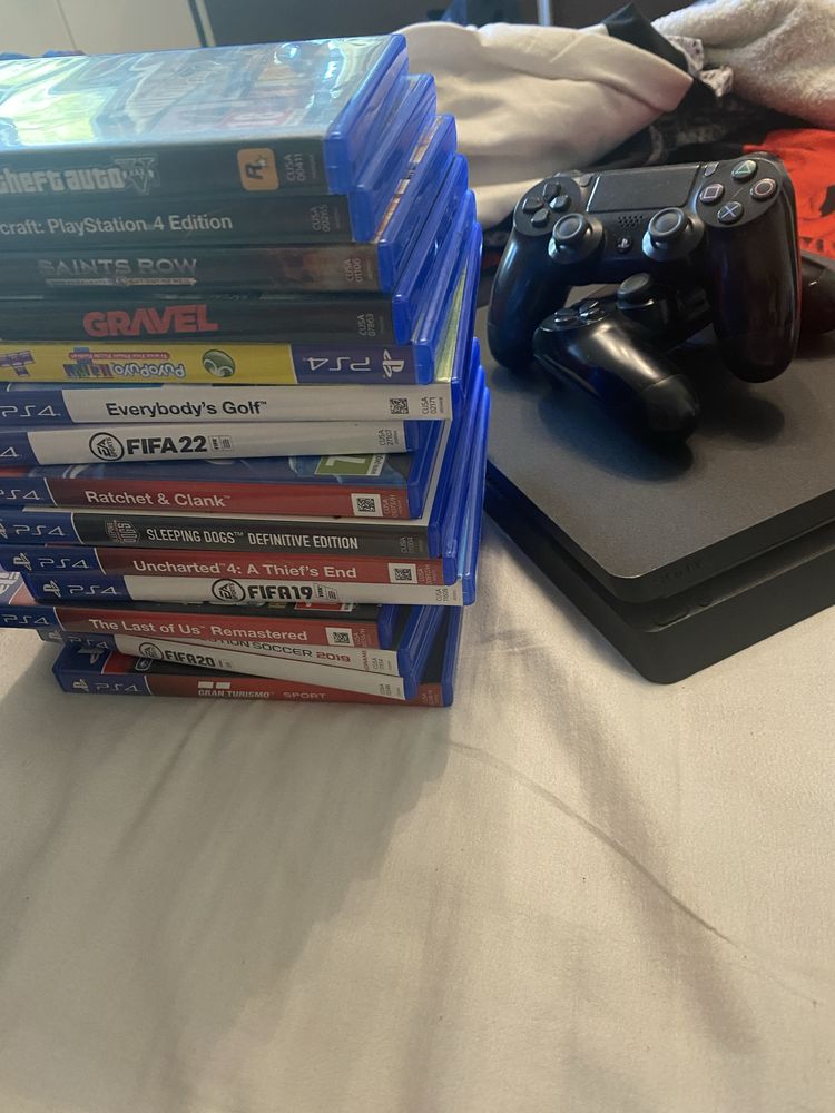 Playstation 4 cu 2 controllere