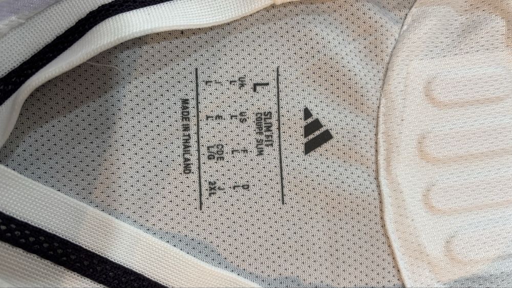 Футболен екип на Манчестър Юнайтед сезон 2025/2026