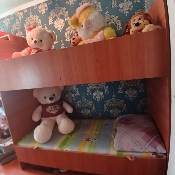 Двух яростная кровать в хорошем состоянии.