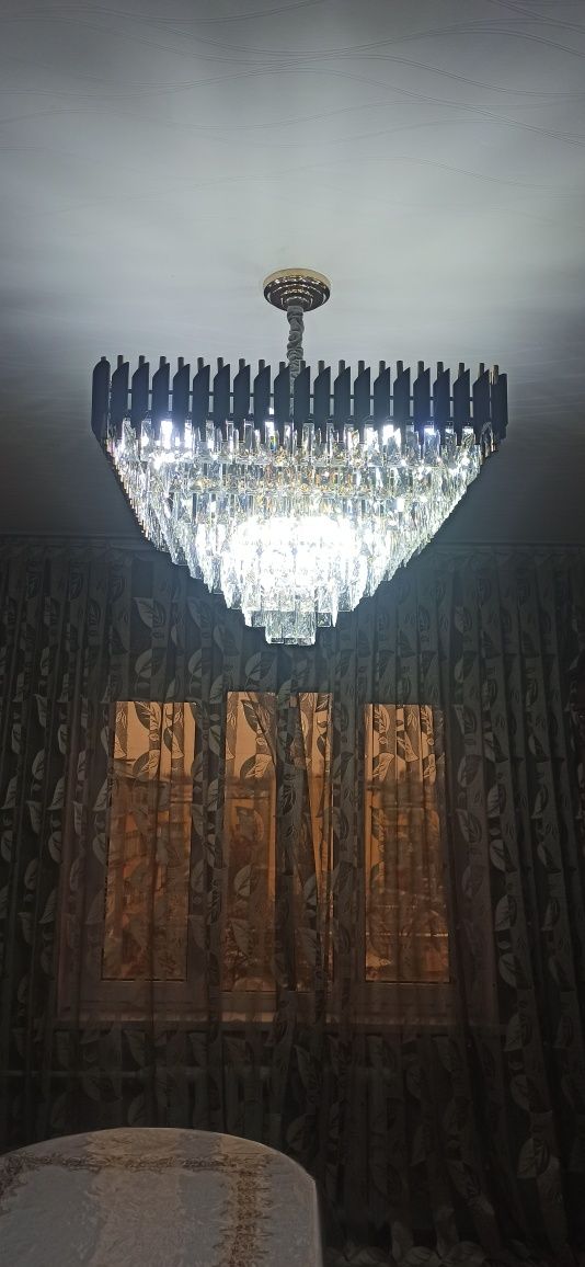 Продам люстра диаметр 90