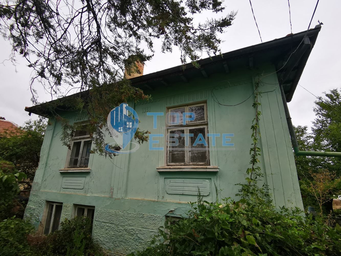 Двуетажна тухлена къща в близост до центъра на село Поликраище, облас