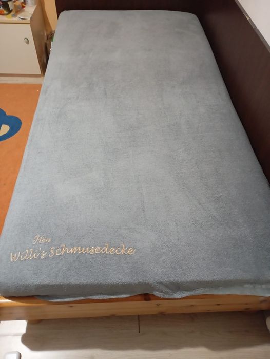 Vând pat de o persoană și două corpuri de mobilier