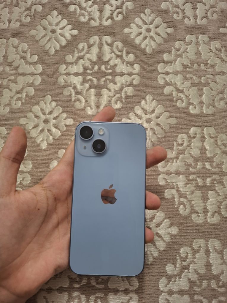 IPhone 14 синий.