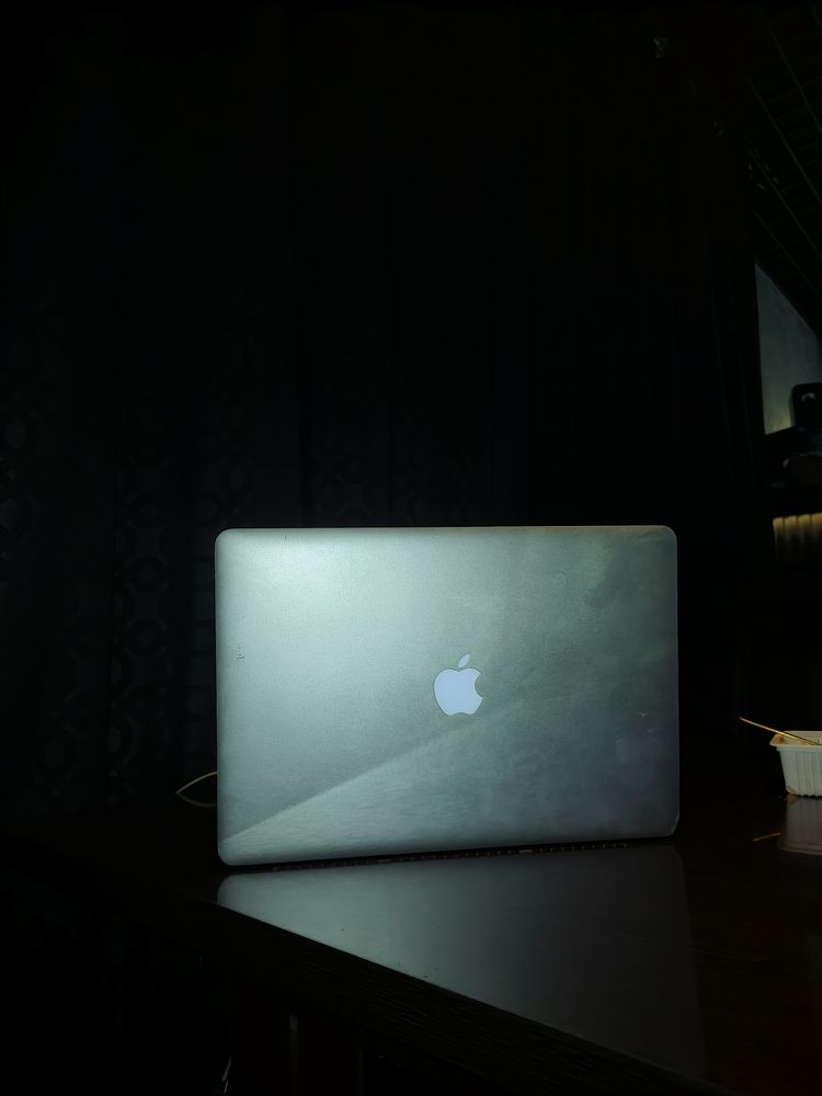 MacBook pro 15 srochna sotiladi