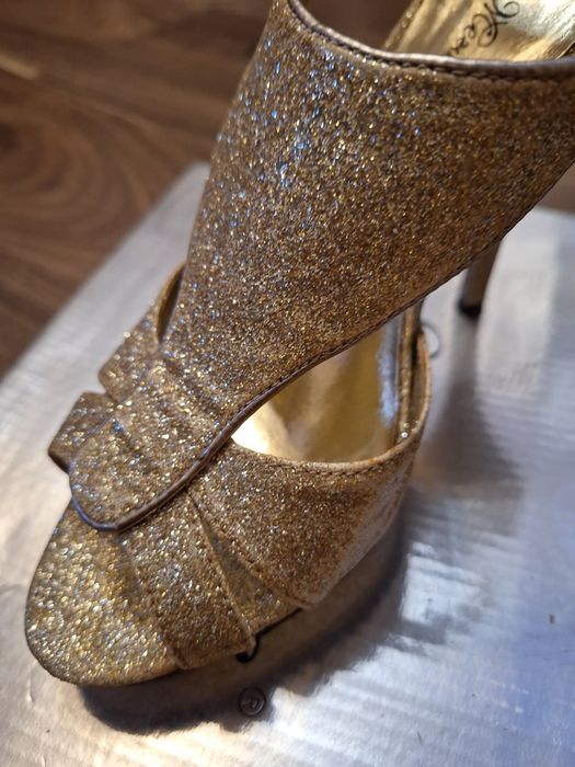 Златисти Обувки на Ток