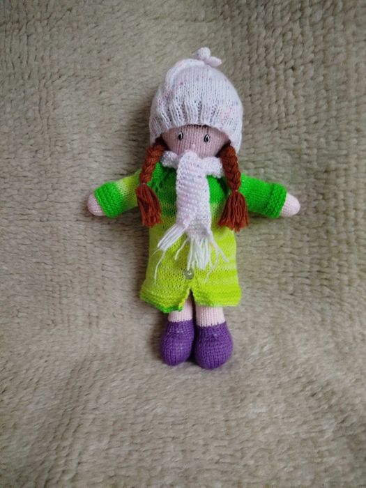 Плетена кукла с аксесоари и кошче
