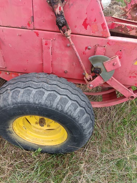 Vând o presă dreptunghiularā