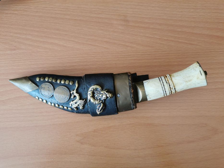 Непалски нож Kukri с костна дръжка, кожена кания с месинг