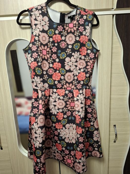 Vând 2 rochii una de seara iar una de zi înflorată din H&M