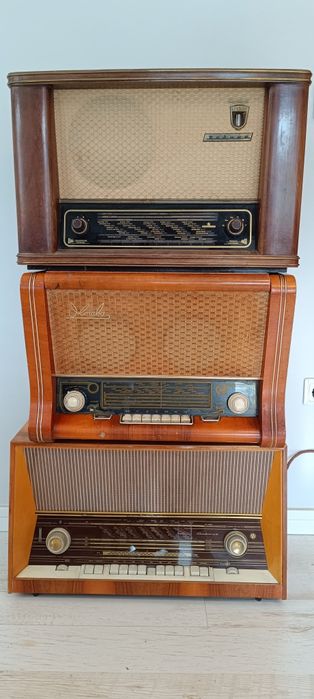 Разпродажба на колекция от ретро радиоапарати.
