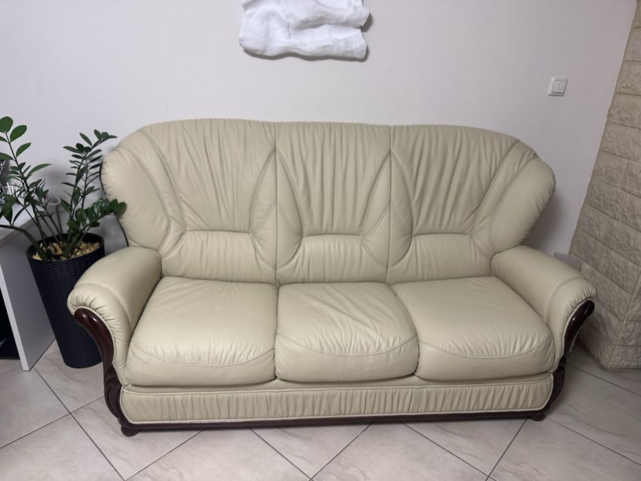 Vând set elegant de canapele din piele naturală și lemn masiv