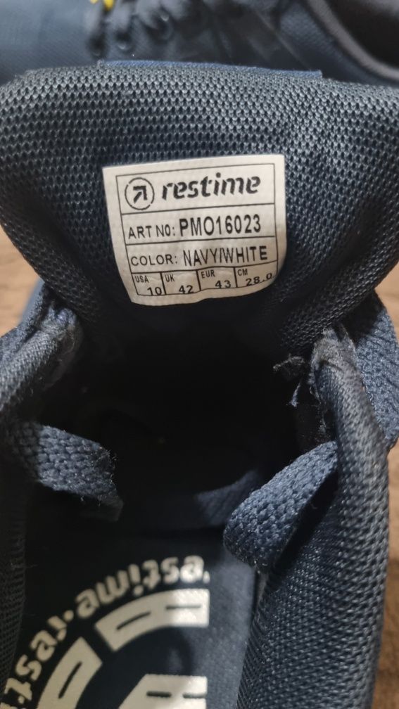 Продам кроссовки restime 42размера