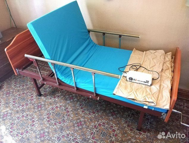 Кровать с механизмом поднятия с двух сторон