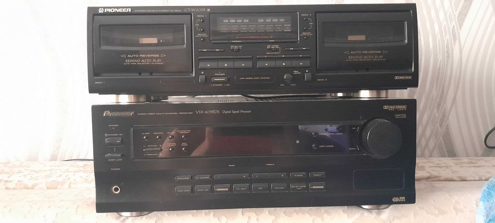 Ресивер и дека Pioneer.
