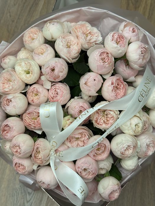 Шикарный букет роз цветов Celine