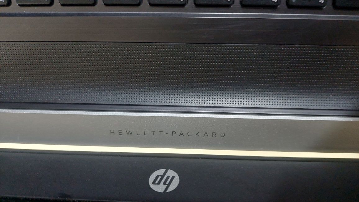 Laptop Hp i5 pornește dar nu afișează