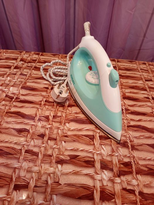 Утюг рабочий . Срочно .