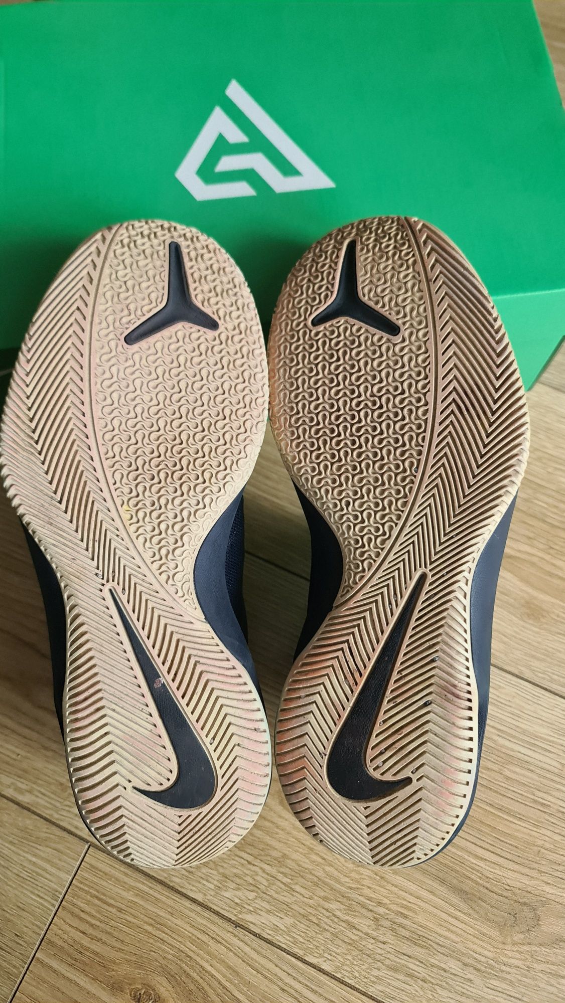 Papuci nike baschet air versitile 2