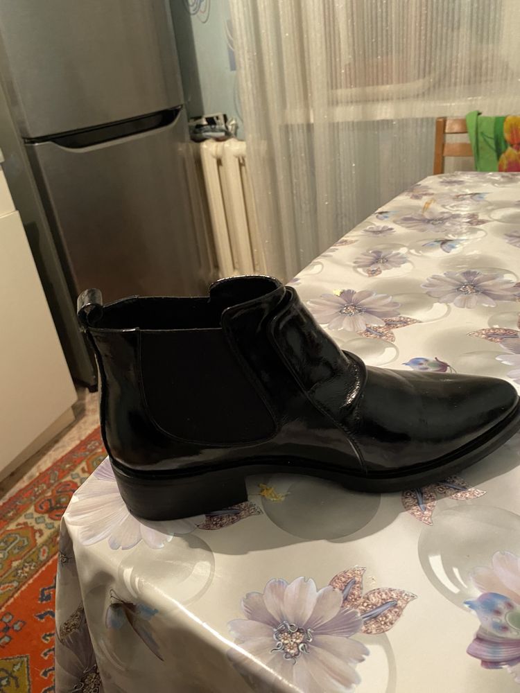 Продам женские осенние ботинки