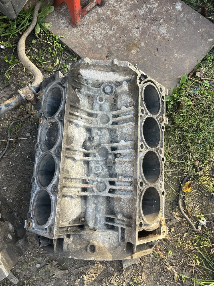 Блок V8 за маса