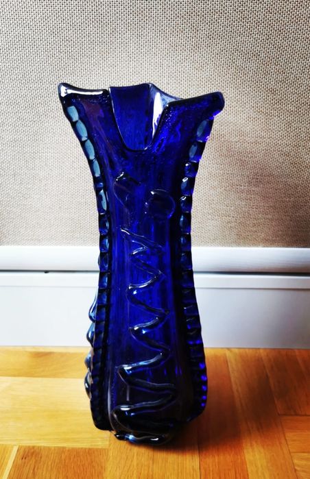 Антикварна кобалтово синя стъклена ваза ръчна духано стъкло орнаменти