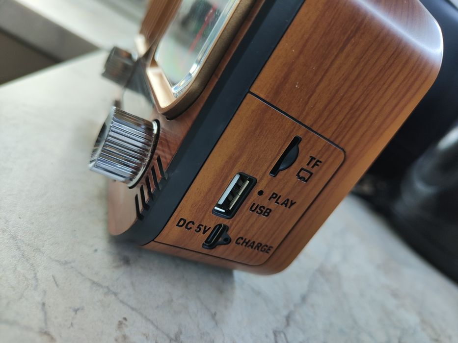 Radio cu Bluetooth USB Port microSD și ceas , model Retro