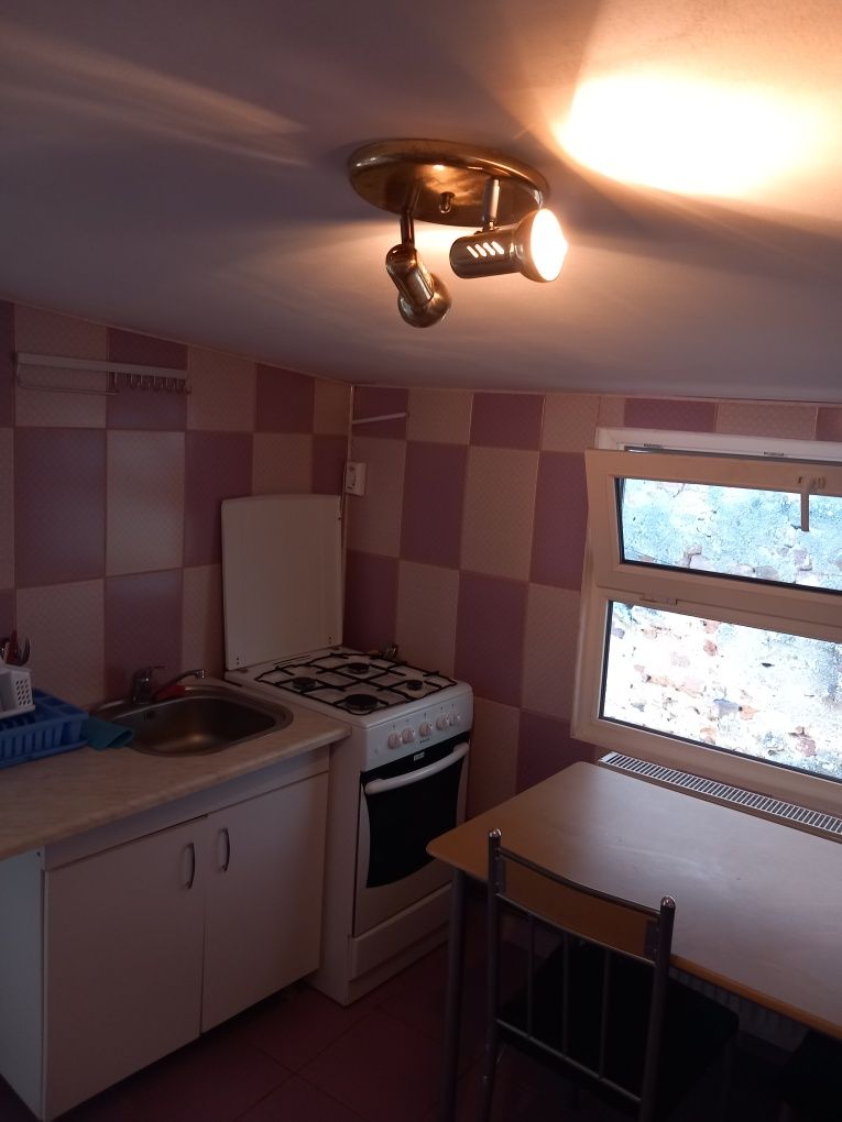 Apartament la curte de închiriat