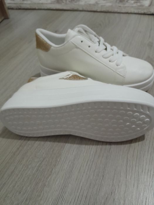 Adidasi noi nr.38